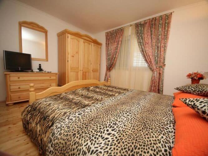 Huoneisto Ana - Four Bedroom With Terrace, Sea View And Private Pool