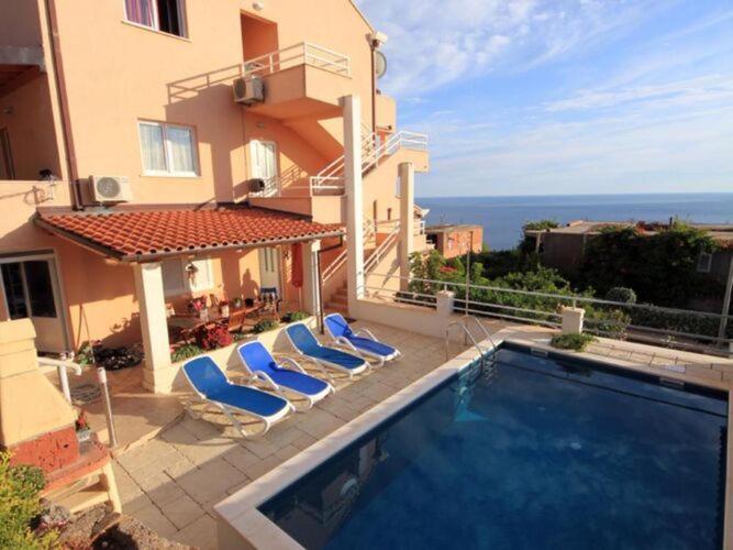 Huoneisto Ana - Four Bedroom With Terrace, Sea View And Private Pool *